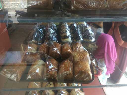 Toko Roti Raja Bakery 4