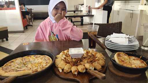 Pizza Hut Restoran 8