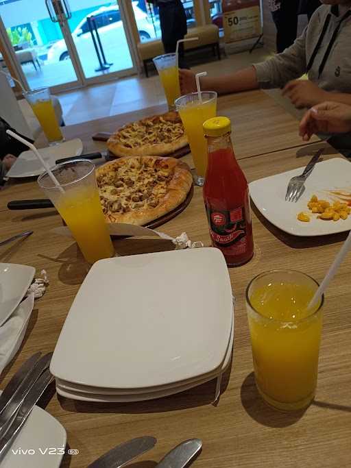 Pizza Hut Restoran 8