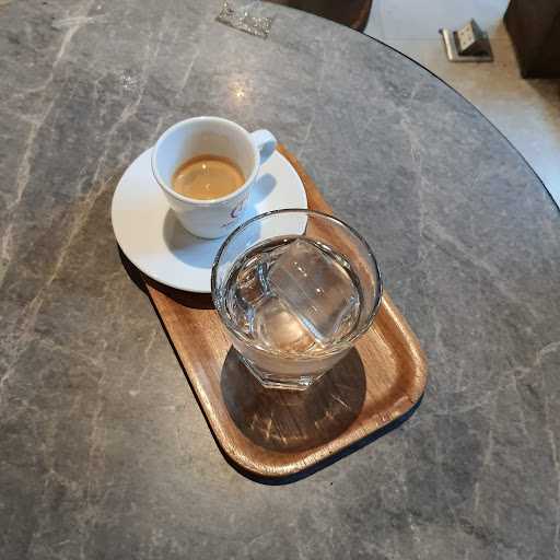 Anomali Coffee Ratulangi 5