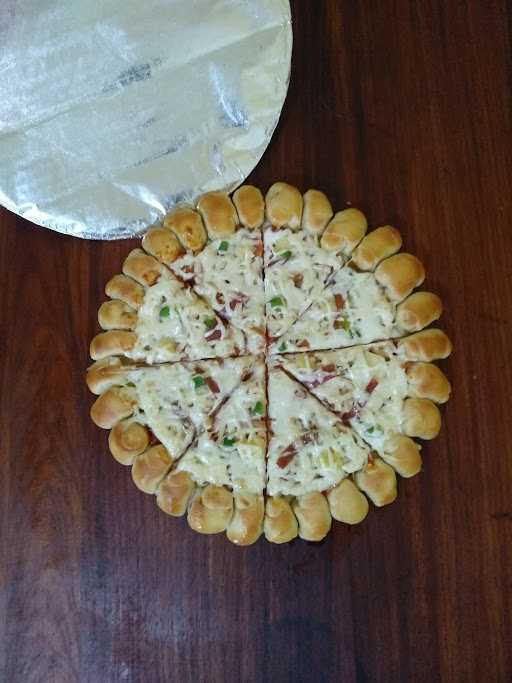 Vina Pizza Sorowako 8