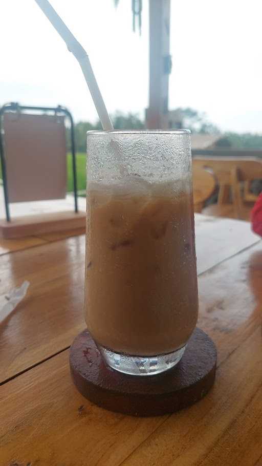 Famo Cafe Kayu Putih 6