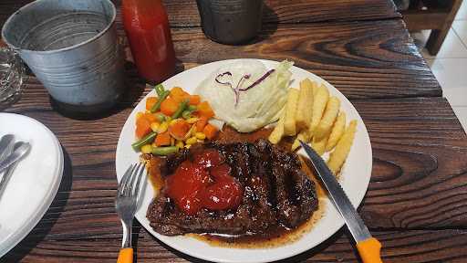 Ozt Cafe & Steak House 5