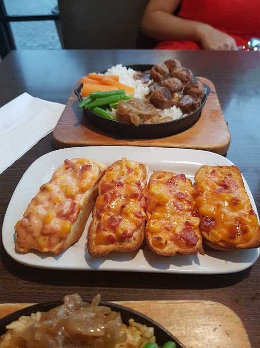 Pizza Hut Restoran - Matraman Raya 9