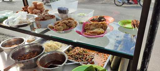 Lontong Sayur Dan Nasi Gurih Bu' Dani 4