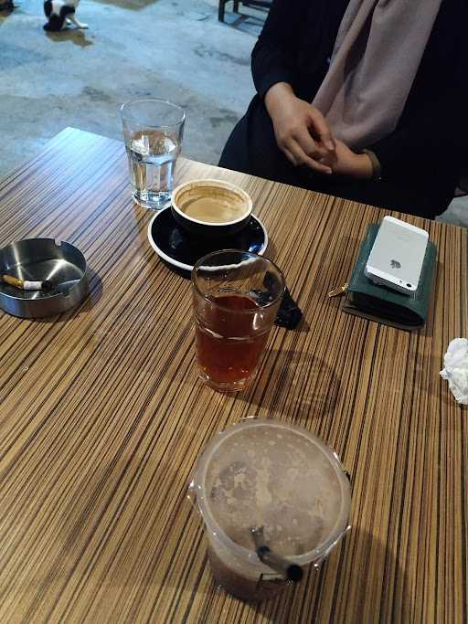 Minum Kopi 10