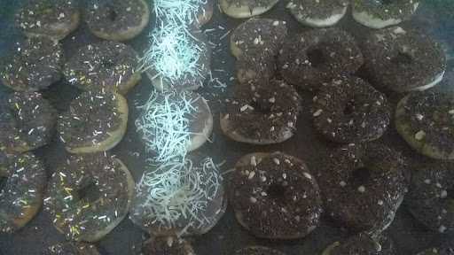 Deli Donat Dan Bakery 3