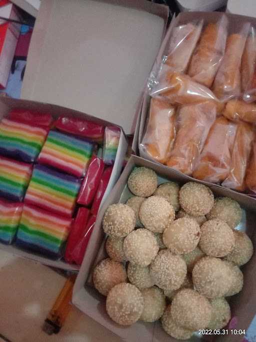 Aneka Kue Basah Ibu Haryati 5