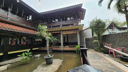 Rumah Makan Saung Kuring 9