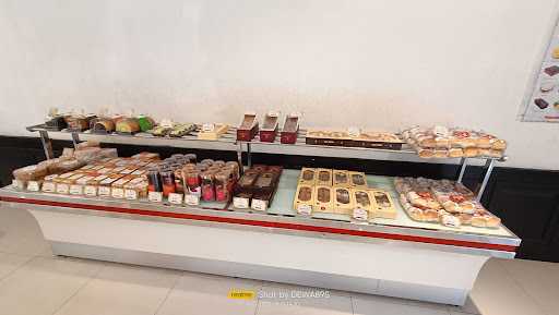 Holland Bakery Sempidi 7
