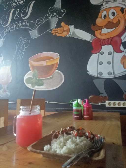 J & J Cafe/Angkringan 3