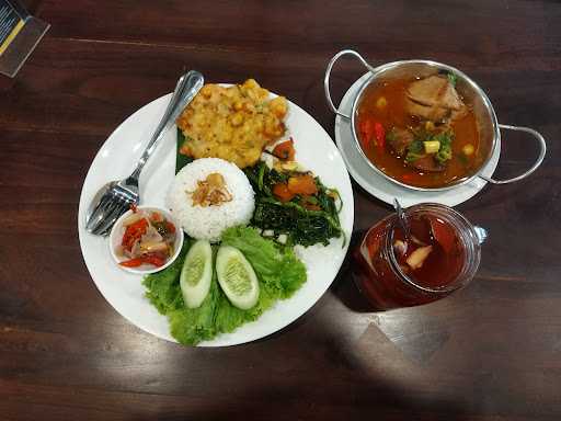 Dua Nyonya Restaurant Cikini 8