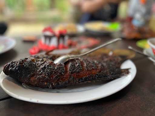 Rumah Makan & Taman Iwak Kalen Bok Renteng 8