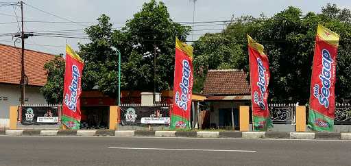 Kedai Hitam Putih 8