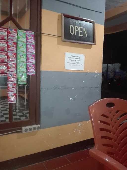 Kedai Hitam Putih 7