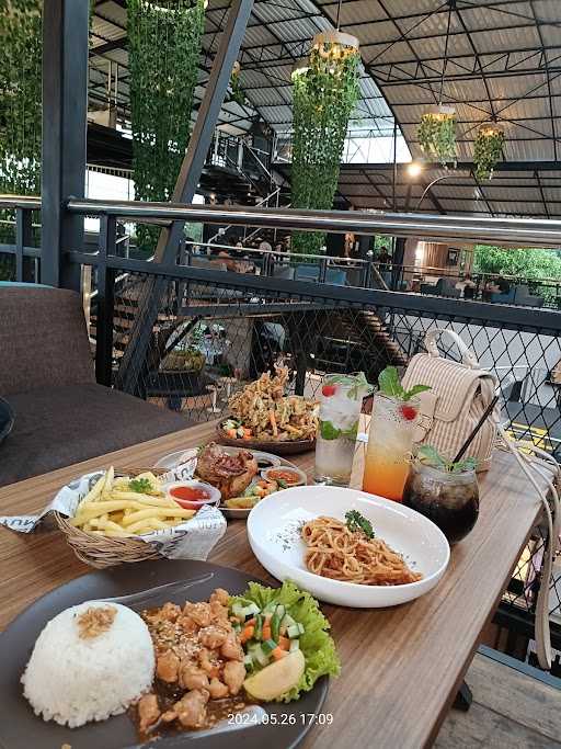 Republik Dendy Cafe Kediri 7