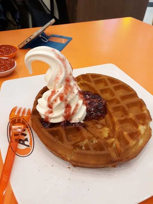 A&W Restaurant - East Coast Center 9