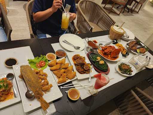 Layar Seafood Manyar Kertoarjo 8