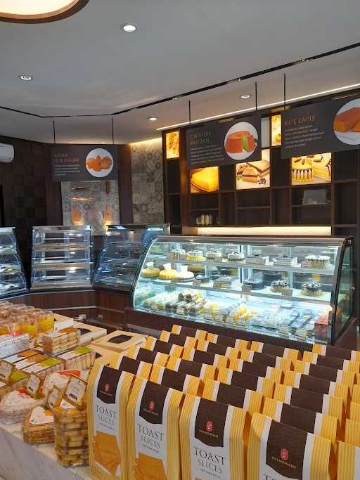 Holland Bakery Pedurenan 4