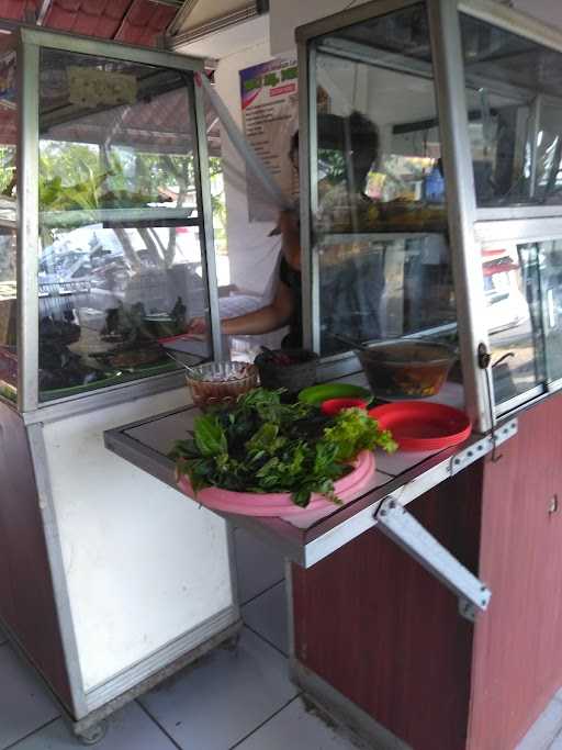 Lesehan & Rumah Makan Ibu Haji Nenah 9