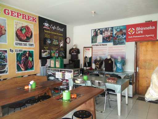 Cafe Bercil Coto Makassar 8