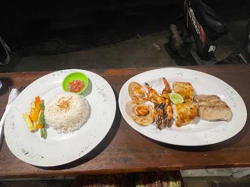 Indi Warung Lembongan Bar & Grill 10