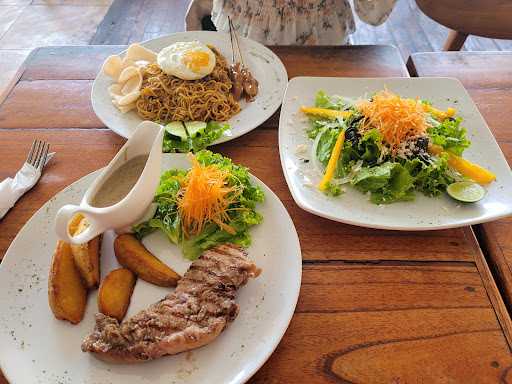 Indi Warung Lembongan Bar & Grill 8