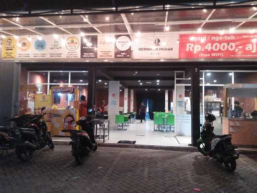 Dermaga Perak Kafe 9