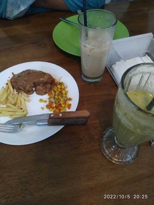 D'Palma Resto & Coffe 7