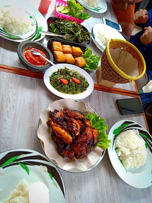 Rm. Saung Kendang Ibu Inne 4