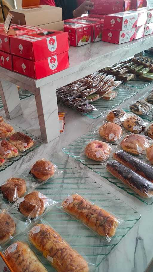 Lyly Bakery Blimbing 5