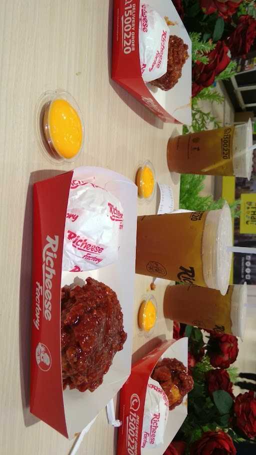 Richeese Factory Transmart Padang 7