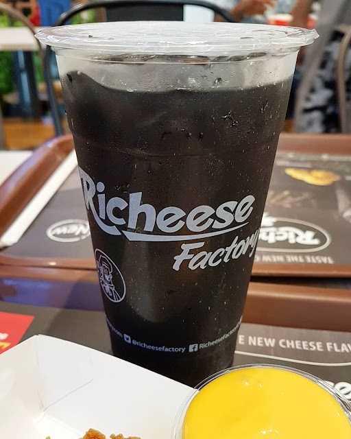 Richeese Factory Transmart Padang 4