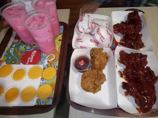 Richeese Factory Transmart Padang 10