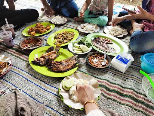 Warung Lesehan Ikan Tawar Segar Dempok 1