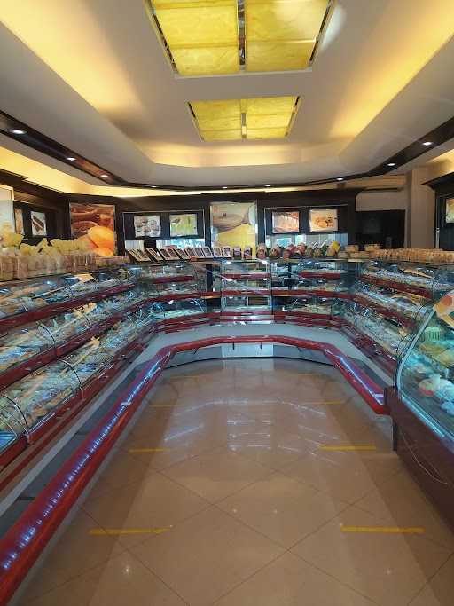 Holland Bakery Pamulang 8