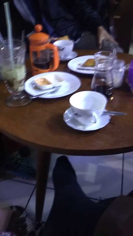 Kedai Kopi Meja Bundar Pancoran Mas 3