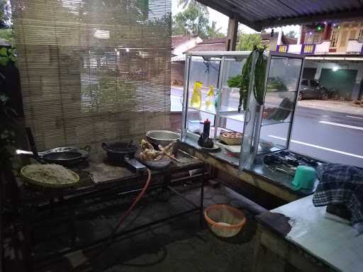 Warung Makan Mba Nur Spesial Ayam Kampung (Bakmi Goreng/Godog, Nasi Goreng) 6