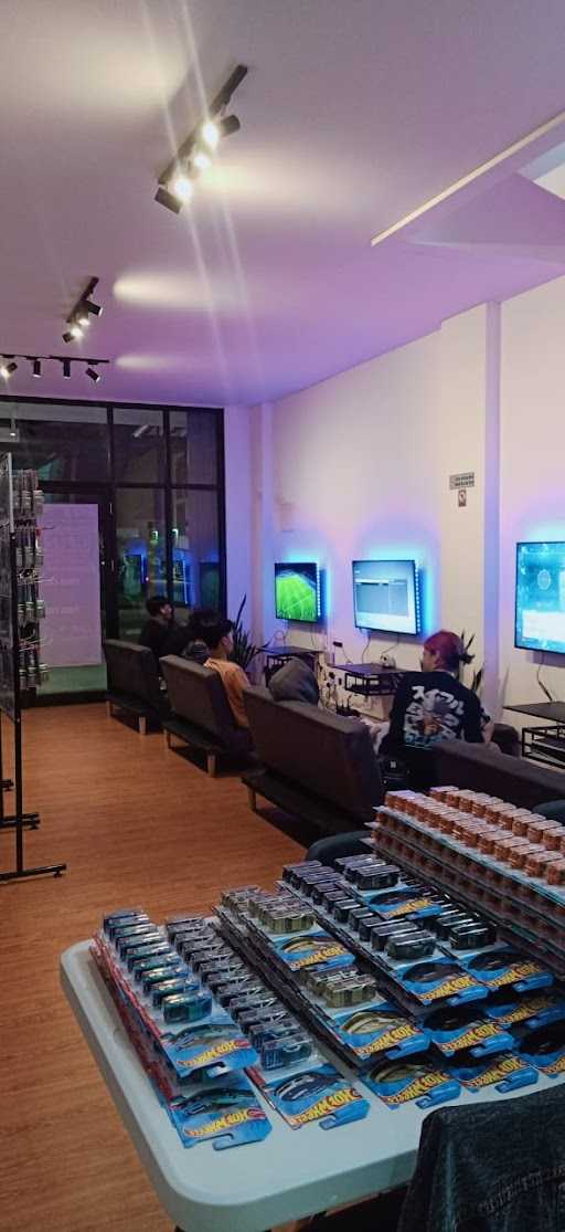 Enzo Gaming & Hobby Cafe 9