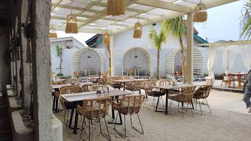 D'Lisa Beach Cafe & Resto 8