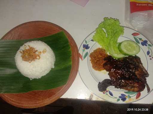 Warung Pecel Lele Pohon Mangga 10