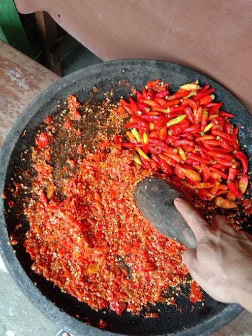 Warung Pecel Lele Pohon Mangga 7