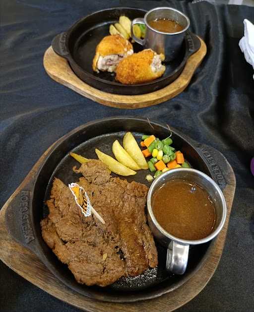 Roes Steak And Resto 9