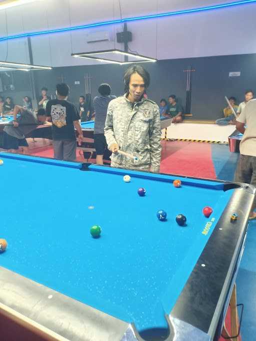 Maximal Cafe & Pool 8