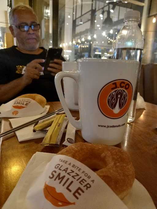 J. Co Donuts & Coffee Penggaron, 1