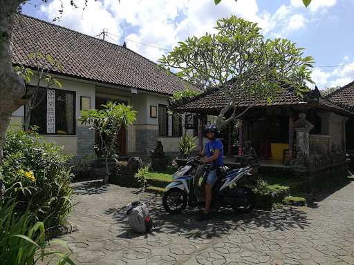 Warung Nasi & Wisnu Homestay 8