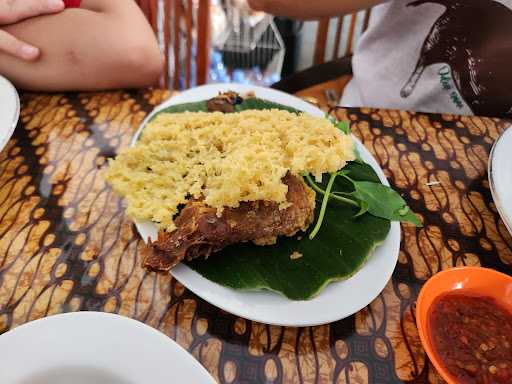 Rumah Makan Ayam Goreng Bu Hartin Toyan 9