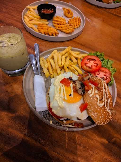 Emji Coffee & Eatery Pluit 8