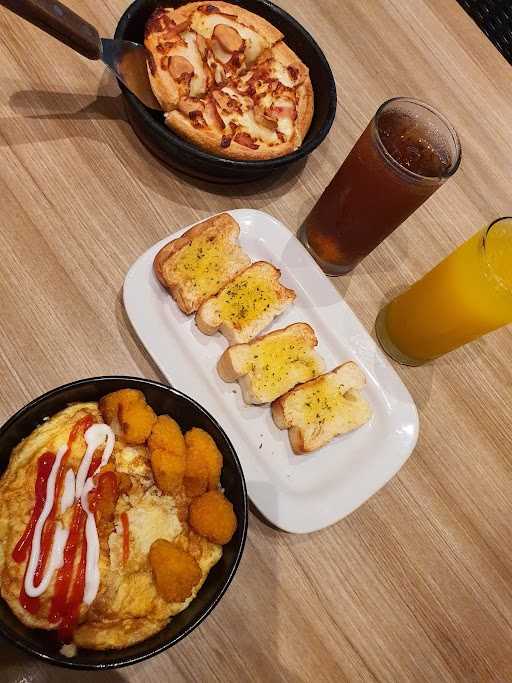 Pizza Hut Ristorante - Emporium Mall Pluit 5