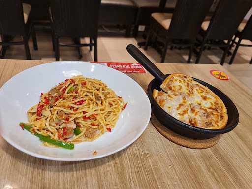 Pizza Hut Ristorante - Emporium Mall Pluit 9